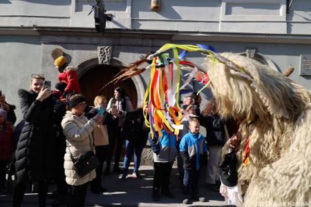Kamnik so obiskali koranti iz Zamušanov pri Ptuju in v mestno jedro privabili nepregledno množico, željno ogleda tradicionalne pustne šege (9)